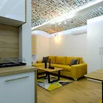 Seasons With Free Parking Apartment