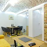 Apartment Seasons With Free Parking *