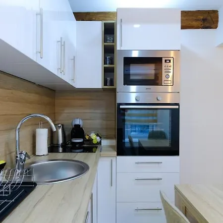 Seasons With Free Parking Appartement