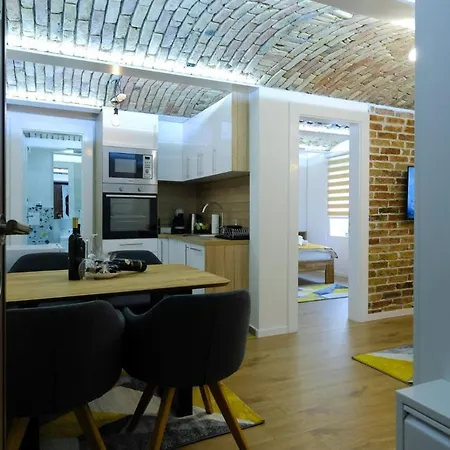 Seasons With Free Parking شقة