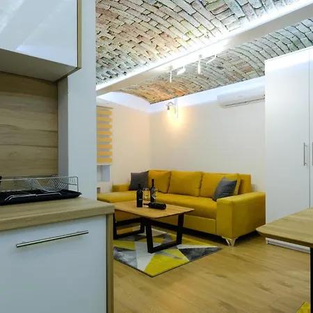 Seasons With Free Parking Apartament