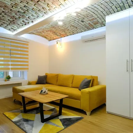 Apartment Seasons With Free Parking