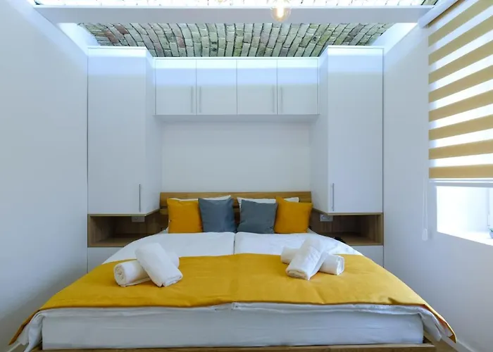 Apartment Seasons With Free Parking *