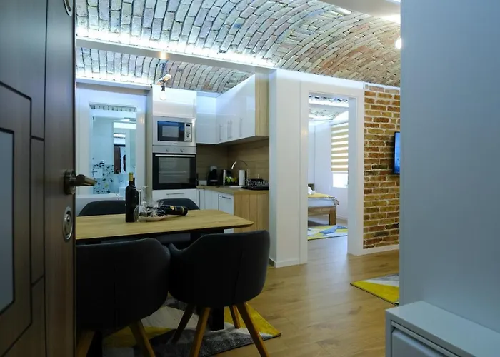 Seasons With Free Parking Apartment