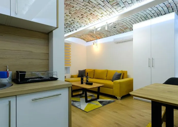 Seasons With Free Parking شقة