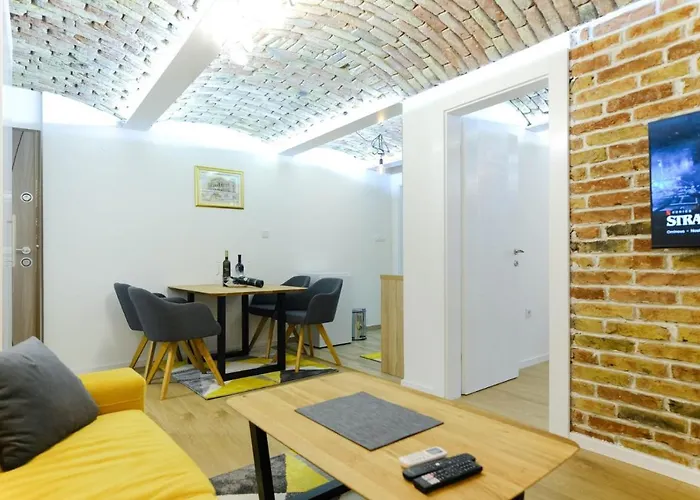 Apartment Seasons With Free Parking *