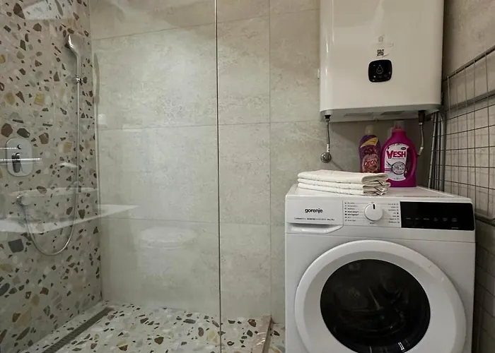 Apartment Seasons With Free Parking *